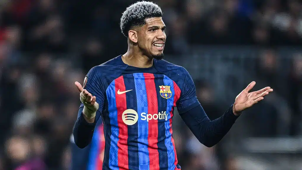 Top 10 Trung Vệ Hay Nhất Thế Giới Hiện Nay Top 8: Ronald Araujo – Trung vệ của câu lạc bộ Barcelona